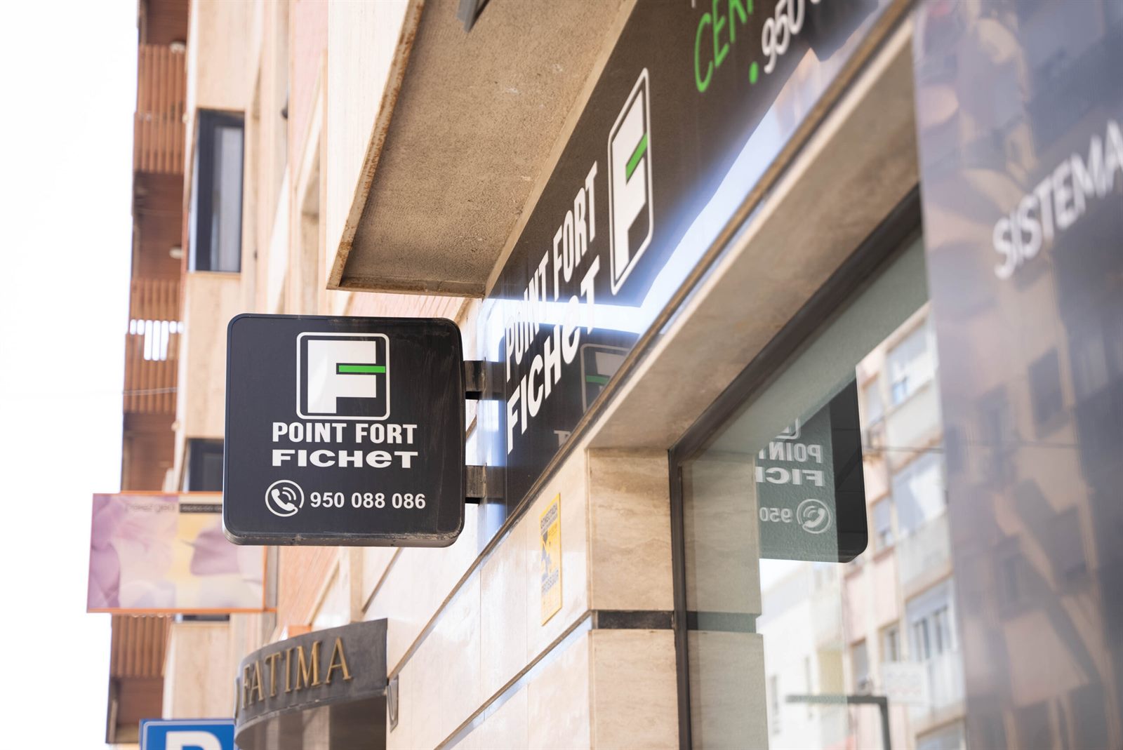 Rótulo Point Fort Fichet de Ibérica Seguridad en la fachada de la tienda de Almería, con el teléfono 950 088 086.