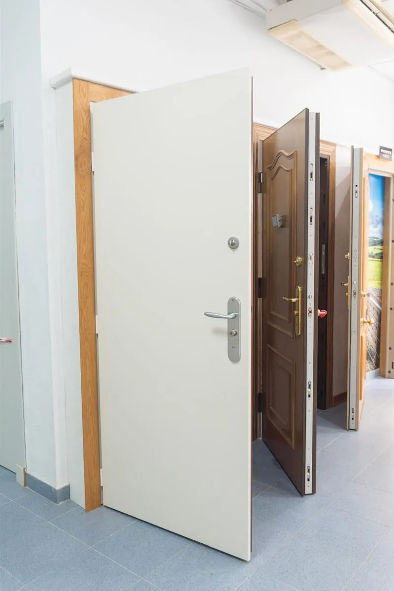 Varias puertas acorazadas abiertas en nuestra exposición de la calle San Leonardo, en Almería; una blanca y otras de madera con molduras