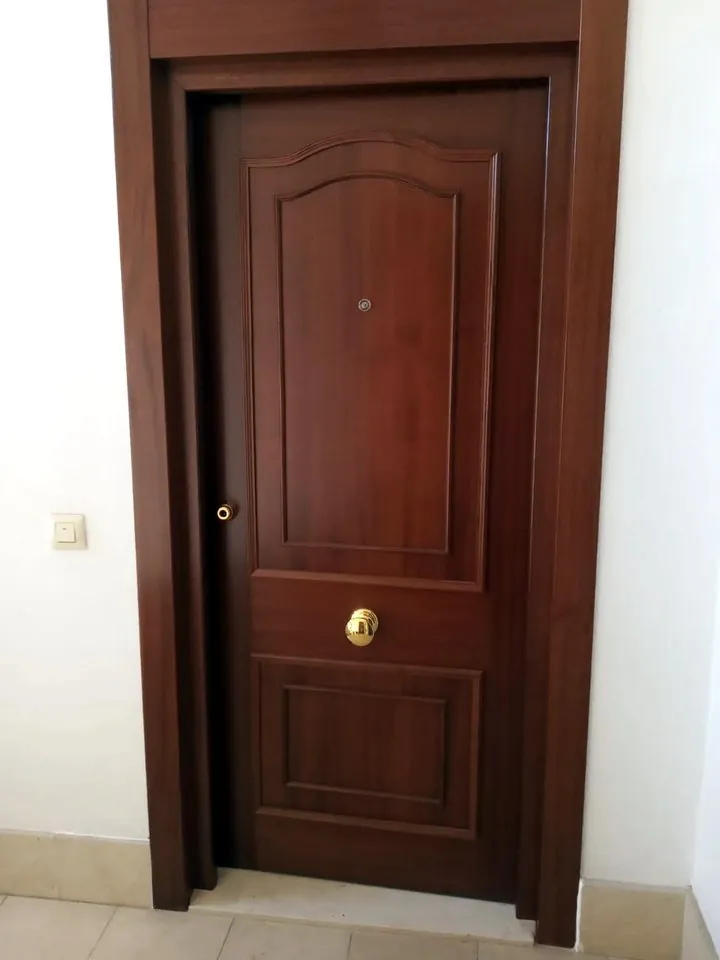 Fichet Foxeo HiS en sapelli con plafones moldurados y pomo dorado, en el rellano de un piso en Almería