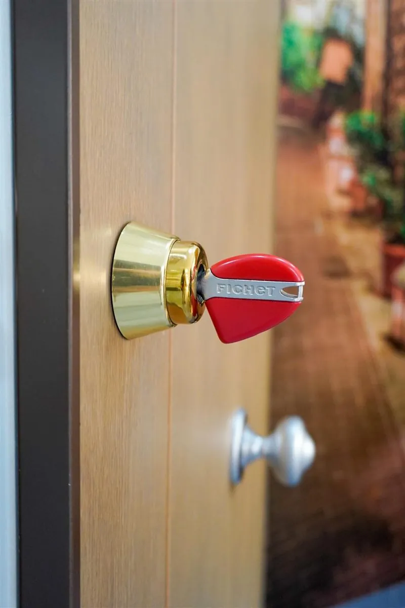 Fichet Foxeo HiS: llave de cabeza roja introducida en el cilindro, con su protector dorado